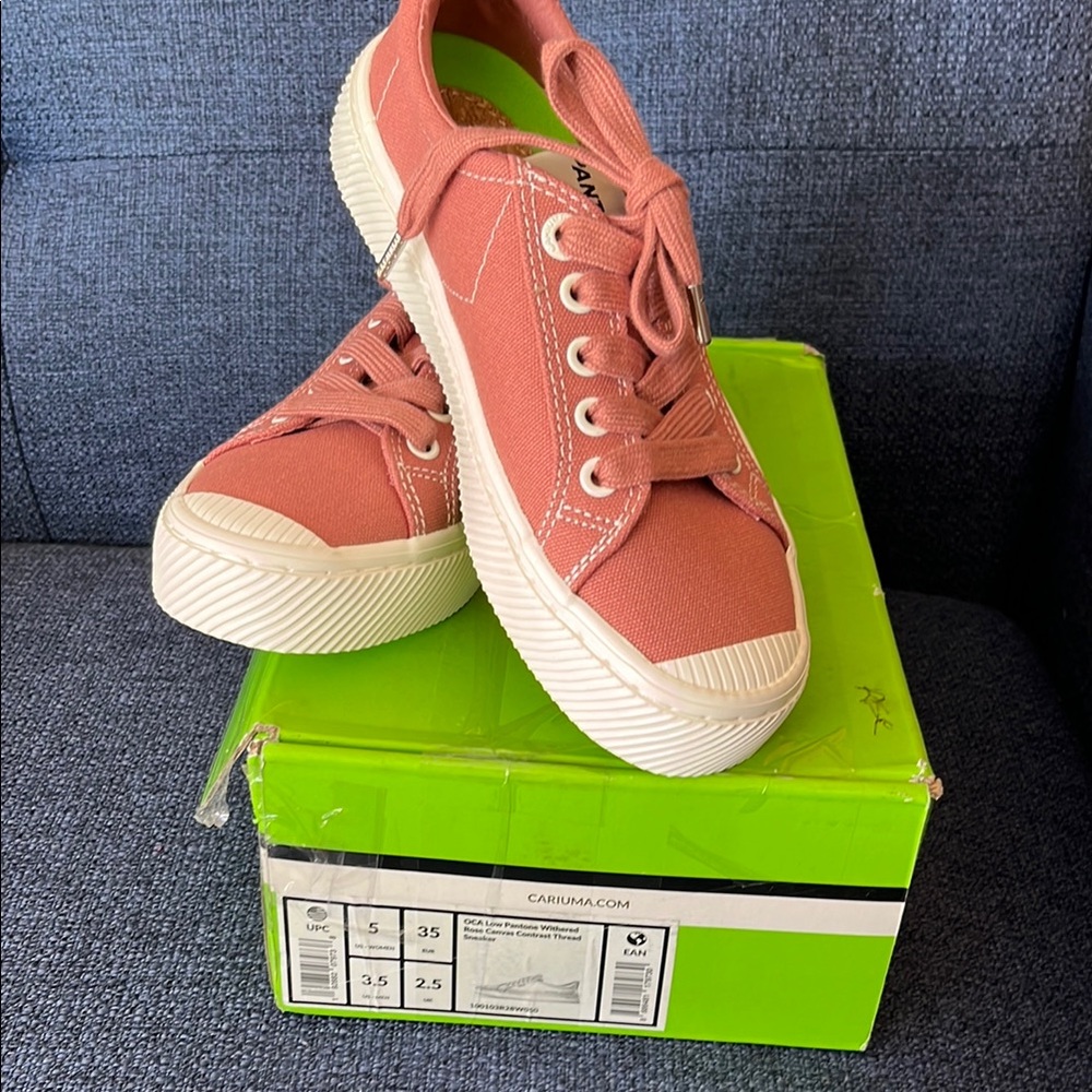 Cariuma Low Pantone Withered Rose Canvas Sneakers